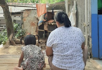 Kedekatan seorang ibu dan anak yang sedang berada di sekitar rumah, Jakarta Timur. (Foto : Nurhanifah)