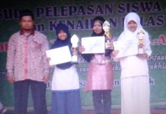 Rubiatul Adawiyah disisi paling kanan, mendapat Pringkat 3 pada kenaikan kelas 8 MTS tahun 2015
