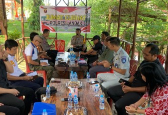Polres Landak Melaksanakan Kegiatan Jumat Curhat di Gazebo 