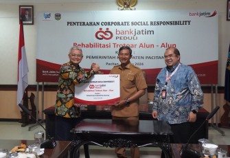 Bank Jatim saat Serahkan CSR kepada Pemerintah Kabupaten Pacitan.