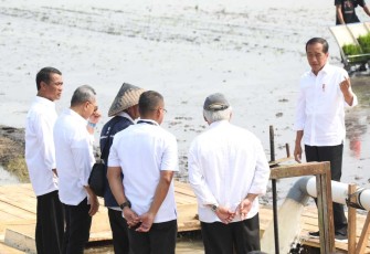 Presiden Joko Widodo saat memberikan pengarahan dalam peninjauan pompanisasi Kementan di desa Badan Hurip, Lampung, Kamis (11/7)