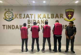 Tersangka kenakan baju tahanan saat diamankan