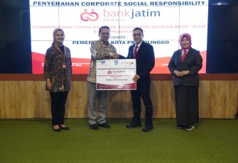 Bank Jatim saat Salurkan CSR Ke Pemkab Gresik dan Pemkot Probolinggo 