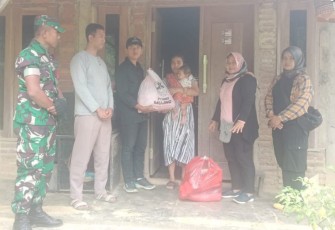 Babinsa Koramil 0801/05 Nawangan Bantu Warga Yang Alami Musibah