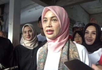 Istri capres nomor urut 3 Ganjar Pranowo, Siti Atikoh Supriyanti saat ke sebuah pabrik sepatu di Jalan Dokter Soetomo, Serning, Bareng, Kabupaten Jombang, pada Senin (29/1/2024)