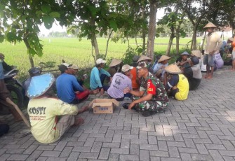 Babinsa Koramil Kwadungan Terus Ingatkan Bahayanya Jebakan Tikus Dengan Aliran Listrik