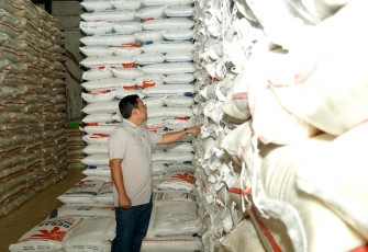 Kepala Bapanas Arief Prasetyo Adi saat pengecekan kedatangan beras di pasar induk beras Cipinang, Selasa (13/2)