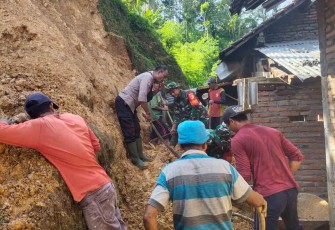 Gotong Royong Atasi Dampak Tanah Longsor di Trenggalek