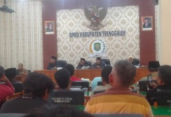Situasi rapat dengar pendapat Warga Desa Ngares, Kecamatan Trenggalek, Kabupaten Trenggalek, bersama Komisi III DPRD Kabupaten Trenggalek, di aula DPRD Kabupaten Trenggalek, Senin (25/11/2024)