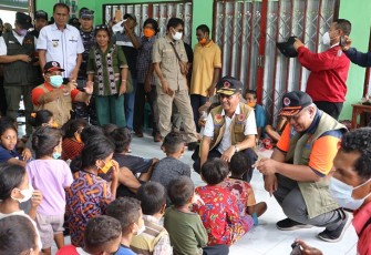 Deputi Bidang Logpal BNPB Lilik Kurniawan bersama Tenaga Ahli BNPB Bambang Eko Pratolo, SAATmelakukan kunjungan kerja ke lokasi terdampak erupsi gunungapi Lewotobi Laki-Laki di Kabupaten Flores Timur, Nusa Tenggara Timur, Kamis (4/1).