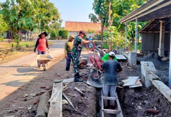 Babinsa Bersama Warga Perbaiki Saluran Drainase