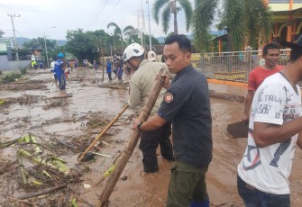 BPBD Kab. Situbondo bersama warga dan unsur terkait, bergotong-royong membersihkan material kayu dan sampah pascabanjir yang terjadi pada Selasa (24/12). Sumber Foto: BPBD Kab. Situbondo
