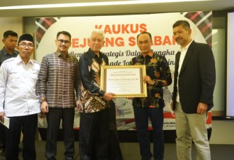Pj Gubernur Sulbar Prof Zudan Arif Fakrulloh menerima penghargaan dari tokoh pejuang pembentukan Sulbar