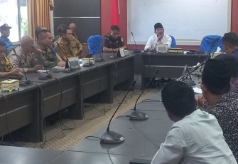 Ketua DPRD Kota Batam Nuryanto SH MH saat memimpin rapat dengar pendapat umum (RDPU) berkenaan pembangunan pelebaran ruas jalan depan Tembesi Tower di gedung DPRD, Senin (25/3/2024)