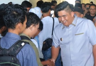 Bupati Bintan Roby Kurniawan SPWK saat memberikan ucapan selamat pada pekerja.