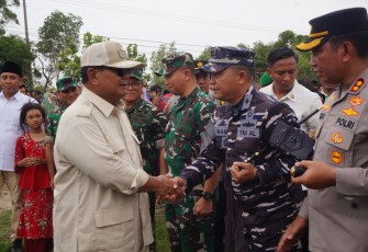 Danlanal Batuporon saat Turut Dampingi Menhan RI Pada Penyerahan Bantuan Sumur Bor dan Pipanisasi Sumber Mata Air di Pulau Madura