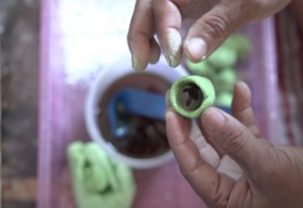 Cemilan tradisional klepon Sidoarjo 