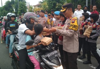 Kapolres Karanganyar AKBP Jerrold Hendra Yosef Kumontoy membagikan takjil gratis kepada para pengendara di Jalan Lawu, depan Mapolres setempat, Senin (18/3/2024)