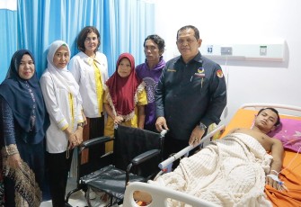 Adi Saputra anak dari Herlina (45) ini terpaksa dirawat inap di Rumah Sakit Umum Bidadari, Kabupaten Batubara  dengan bantuan yang diberikan oleh Datuk Limpah Kurnia Payung Negri atau  yang dikenal masyarakat luas sang pejuang duafa H Ikhwan SH MH dengan membuatkan BPJS kepada keluarga dan  Adi Saputra yang hampir mengalami kelumpuhan setelah jatuh dari atas pohon kelapa