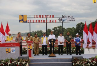 Presiden Joko Widodo didampingi Menteri Pekerjaan Umum dan Perumahan Rakyat (PUPR) Basuki Hadimuljono meresmikan selesainya penggantian dan/atau duplikasi 3 Jembatan Callender Hamilton (CH) di Provinsi Banten bertempat di Jembatan Cisadane A dan B, Tangerang, Senin (8/1/2024)