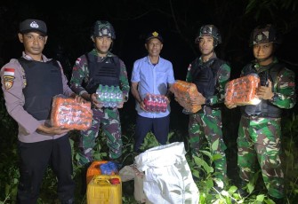 asukan TNI yang bertugas menjaga pengamanan perbatasan (Pamtas) RI-RDTL dari Satuan Tugas (Satgas) Yonif 742/SWY gagalkan penyelundupan barang melalui jalur tikus dari Indonedia tujuan RDTL, tepatnya di hutan Gurugu, Desa Makir, Kecamatan Lamaknen, Kabupaten Belu, Jumat (26/1/2024)