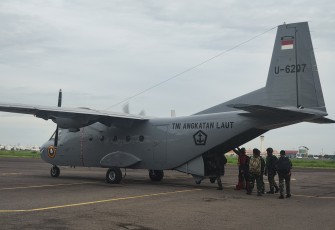 Skuadron Udara 600 Wing Udara 2 Juanda Puspenerbal mengerahkan 1 unsur Pesawat Udara (Pesud) NC-212 Aviocar untuk mendukung latihan penerjunan prajurit Batalyon Taifib dan Kopaska pada Selasa (23/1/2024)