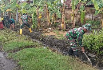 Babinsa Bersama Masyarakat saat Kerja Bakti Bersihkan Lingkungan 