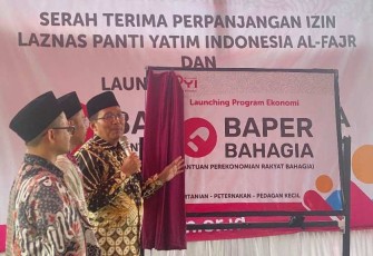 Direktur Pemberdayaan Zakat dan Wakaf Kemenag saat meluncurkan program Bantuan Perekonomian Rakyat Bahagia (Baper Bahagia) di Desa Kembang Kuning, Kecamatan Jatiluhur, Purwakarta, Jawa Barat, Kamis (19/12/2024). 