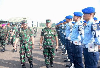 Panglima Kolinlamil Laksda TNI Hudiarto Krisno Utomo, PSC (J) M.A., M.M.S., CHRMP saat menghadiri apel gelar pasukan pengamanan Pemilu tahun 2024