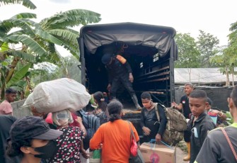 Tim SAR Brimob Polda NTT saat evakuasi warga, Senin (15/1)