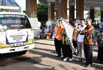 Penjabat (Pj) Bupati Karanganyar Timotius Suryadi memimpin pemberangkatan distribusi bantuan pangan cadangan beras pemerintah, di halaman Rumah Dinas Bupati Karanganyar, Selasa, (30/1/2024).