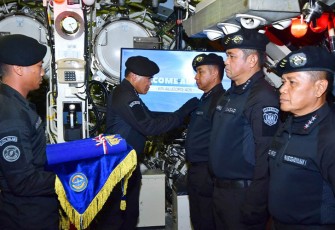 Penyematan Brevet Hiu Kencana di dalam KRI Alugoro-405 yang berlayar di sekitar Selat Madura. 