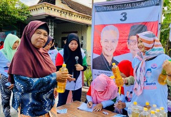 Warga di Segawoh, Karangwungu, Karangdowo, Klaten, Jawa Tengah antri menebus minyak goreng murah usai mengikuti senam sehat yang digelar Relawan Jaringan Militan Ganjar (Jaritangan), Minggu (4/2/2024) pagi.