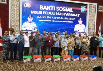 Lanudal Tanjungpinang Serahkan Bansos