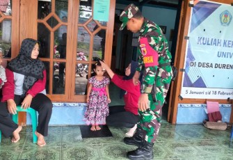 Babinsa Desa Duren Koramil 10/Pilangkenceng jajaran Kodim 0803/Madiun, Serda Muryono saat pendampingan kegiatan posyandu di wilayah binaan, pada Rabu (31/1/2024).