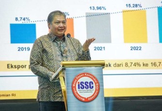 Menteri Koordinator Bidang Perekonomian Airlangga Hartarto saat memberikan sambutan di Seminar dan Rapat Kerja Nasional (Rakernas) III Indonesian Society of Steel Construction (ISSC), Jakarta, Rabu (10/7)