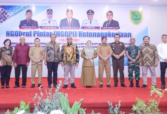 Wamenaker Afriansyah Noor saat foto bersama acara Ngopi Pintar Ketenagakerjaan di Berau, Kalimantan Timur, Selasa (28/5)