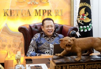 Bamsoet saat menjadi penguji Seminar Hasil Riset Disertasi Mahasiswa UNPAD Siti Yuniarti, 'Pengaturan Hukum Siber dalam Platform Digital Marketplace Guna Pembangunan Ekonomi Digital Indonesia', secara virtual dari Jakarta, Jumat (23/2/24).