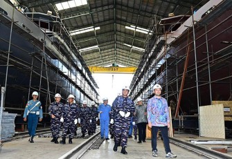 Kasal saat Tinjau Pembangunan Kapal Perang Patroli Cepat 60