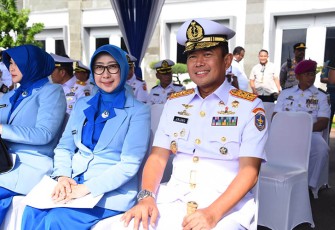 Panglima Kolinlamil Laksda TNI Hudiarto Krisno Utomo, PSC(j)., M.A., M.M.S., CHRMP didampingi Ketua Gabungan Jalasenastri Kolinlamil Ny. Irna Krisno Utomo. 