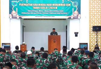 Pangdam XVIII/Kasuari, Mayjen TNI Ilyas Alamsyah, S.E., M.Tr.(Han)., CGCAE., dalam sambutannya pada acara Peringatan Isra Mikraj Nabi Muhammad SAW 1445 Hijriyah Tahun 2024 Masehi, di Masjid Istiqlal Kodam XVIII/Kasuari, Trikora, Arfai 1, Manokwari, Papua Barat, pada Senin (12/2/2024).