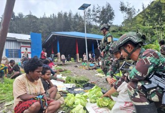 Prajurit Buaya Putih Kostrad Beli Hasil Kebun Mama Papua