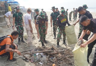 Karya Bakti TNI Bersihkan sampah disepanjang Pantai Panjang Bengkulu.