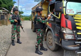 Satgas Pamtas RI-PNG saat Periksa Kendaraan yang Melintas