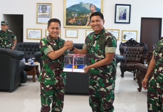 Danlanud dan Ketua PIA AG Cab RSA Natuna saat Terima Kunker Pangkogabwilhan I 