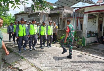 Babinsa Koramil Saradan saat Berikan Pelatihan PBB Guna Peningkatan Kapasitas Anggota Linmas