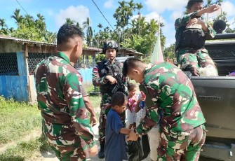 Satgas Yonif 122/TS Bagikan Hasil Ketahanan Pangan Pos Kepada Masyarakat