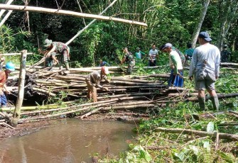 Koramil 1001-03/Awayan Lakukan Pembersihan Sungai