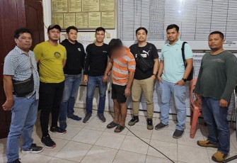 Terduga pelaku (diborgol) saat diamankan.