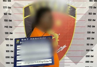 Terduga pelaku (diborgol) saat diamankan.
